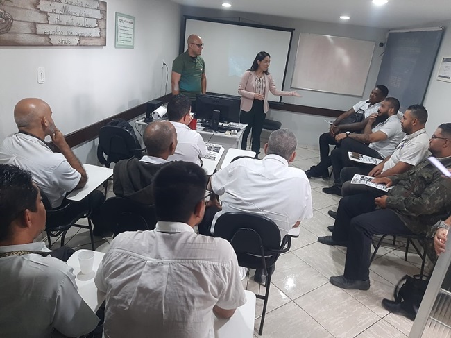 Treinamento de direção defensiva reúne equipe da Fazeni Transportes